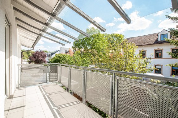 Südwest-Balkon mit Glasdach