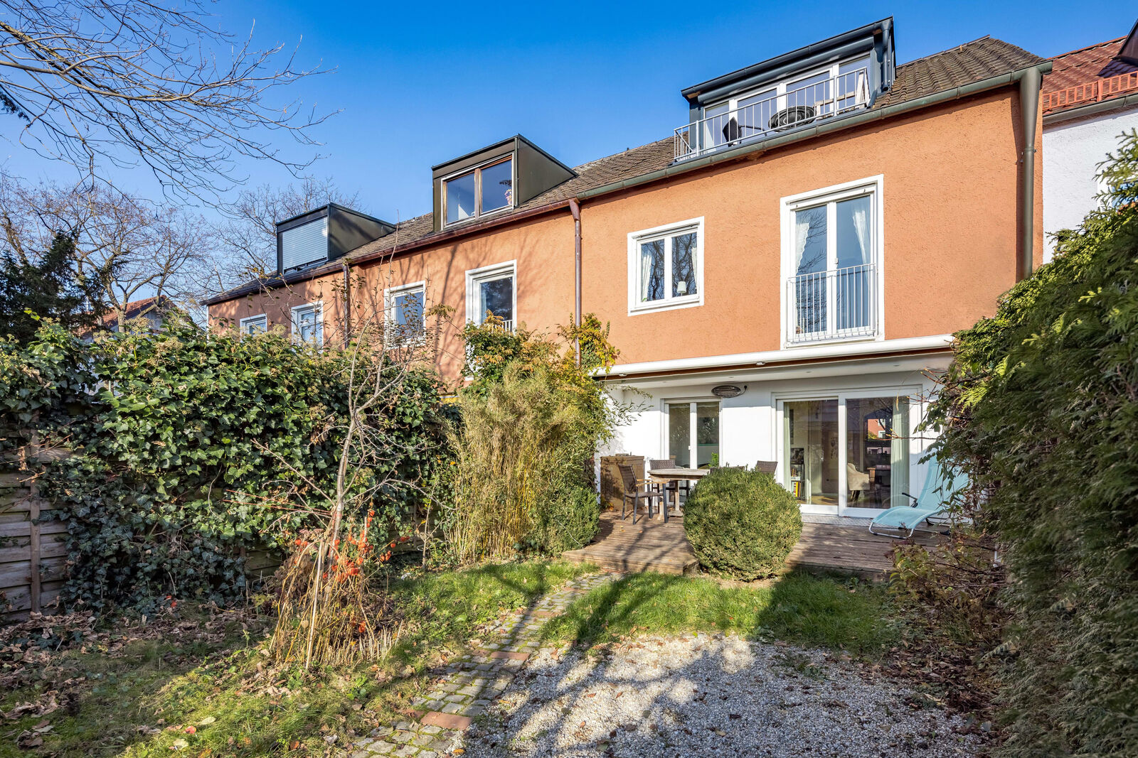 Familiengerechtes Stadthaus mit sonniger Süd-Ausrichtung in sehr ruhiger, grüner Lage