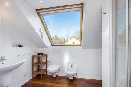 Bright bathroom en suite in the attic