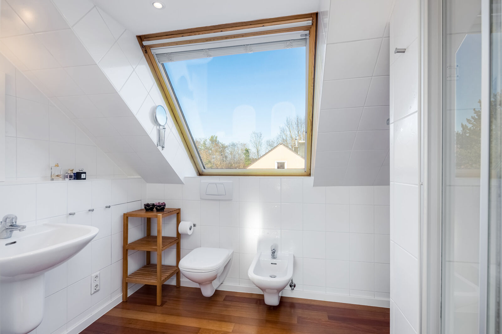 Helles Bad en suite im Dachgeschoss
