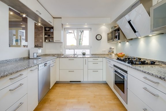 Modern, open fitted kitchen