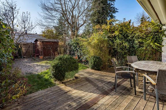 Protected garden with large terrace and orientation to the south