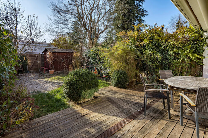 Geschützt eingewachsener Garten mit großer Terrasse und Ausrichtung nach Süden