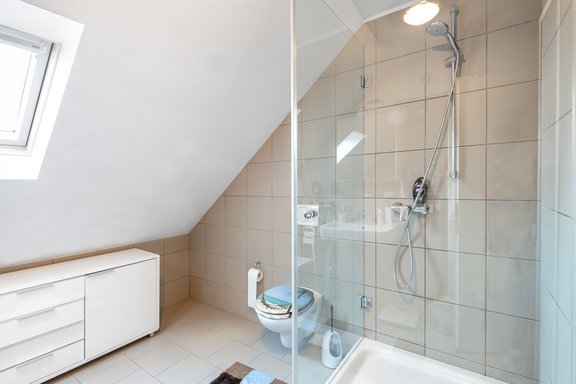 Modernes, helles Duschbad