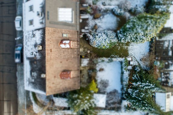 Großzügiger L-förmiger Garten