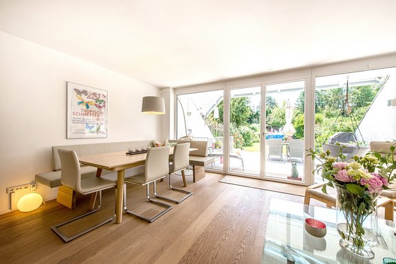 Essplatz mit Blick auf die Terrasse