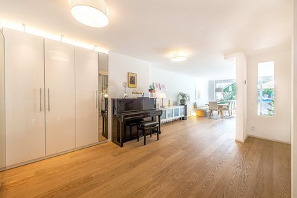 Eingangsbereich mit Blick in den offenen Wohnbereich