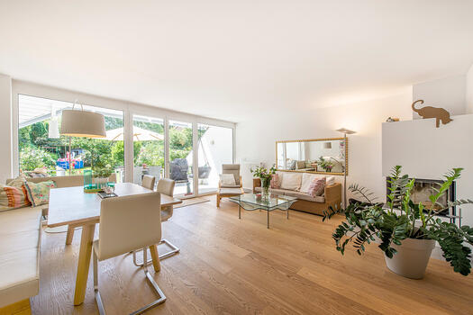Spacious living and dining area