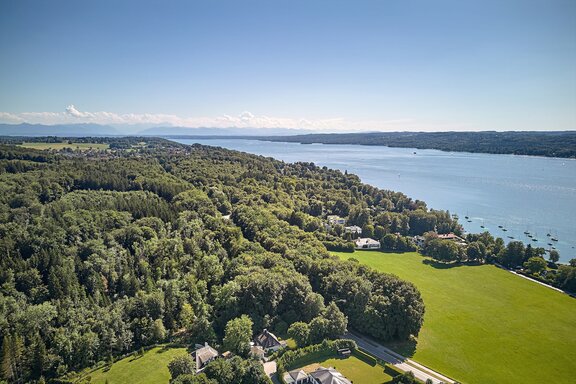 Within walking distance of the lake
