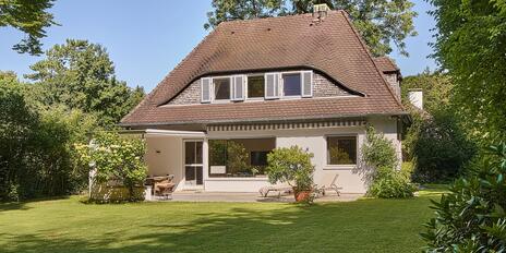 Family Happiness by the Lake: A Home with Style and Charm