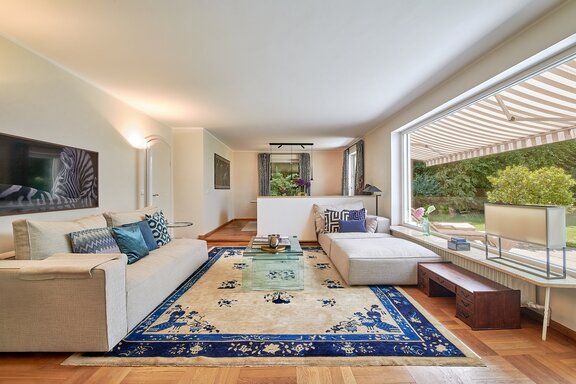 Living area with oak hardwood floors