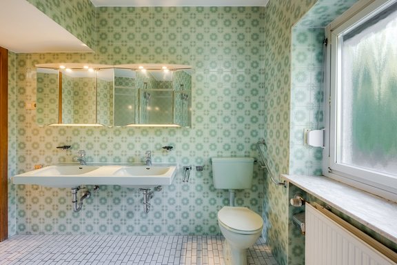 Das großzügige Bad genießt Tageslicht