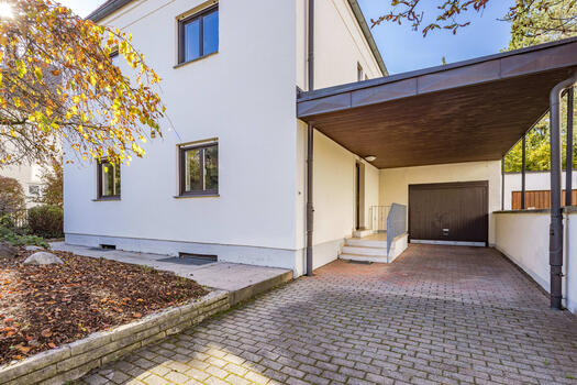 Covered entrance area with garage