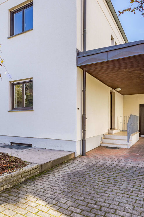 Überdachter Eingangsbereich mit Garage