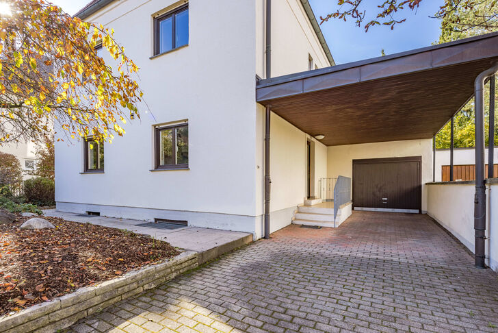 Überdachter Eingangsbereich mit Garage