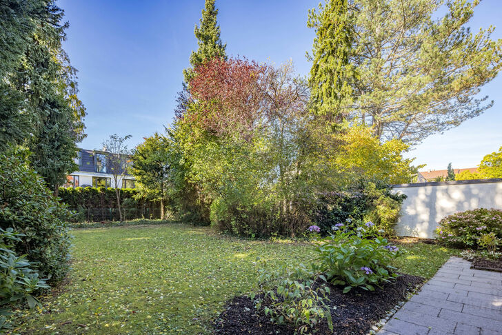 Der sonnige, quasi uneinsehbare Garten wird von Gehölzen gerahmt