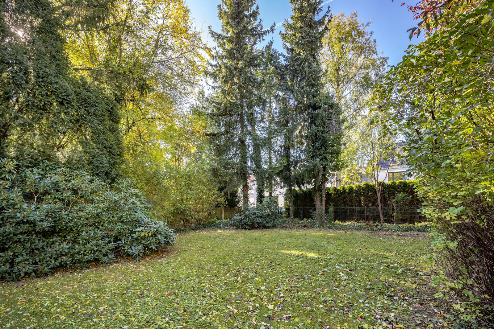 Hinter dem Haus erstreckt sich ein idyllischer, quasi uneinsebarer Garten