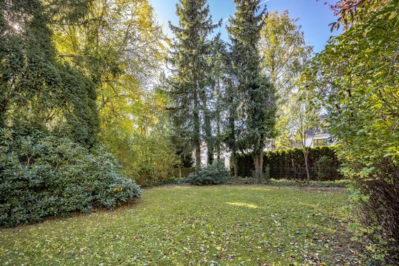 Hinter dem Haus erstreckt sich ein idyllischer, quasi uneinsebarer Garten
