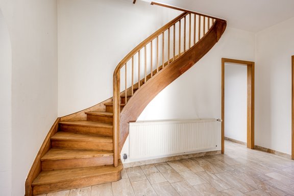 Ein stilvolles Treppenhaus aus den 1930er Jahren führt ins Obergeschoss