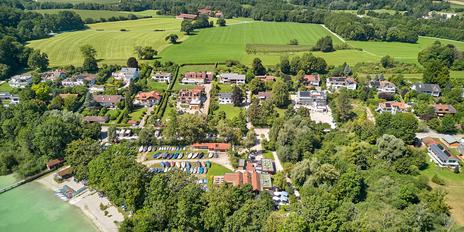 Familienvilla mit Pool, luftigem Strandhausflair, Seeblick, Lift und Einliegerwohnung in Seenähe