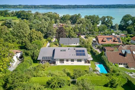 Familienvilla mit Pool, luftigem Strandhausflair, Seeblick, Lift und Einliegerwohnung in Seenähe
