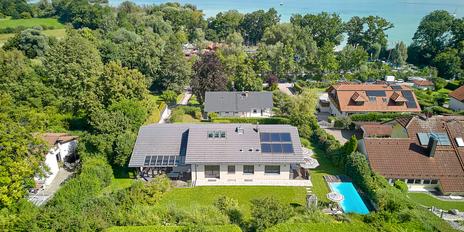 Familienvilla mit Pool, luftigem Strandhausflair, Seeblick, Lift und Einliegerwohnung in Seenähe