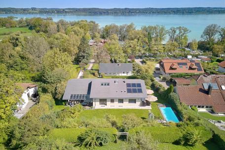 Familienvilla mit Pool, luftigem Strandhausflair, Seeblick, Lift und Einliegerwohnung in Seenähe