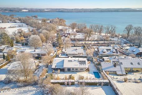 Familienvilla mit Pool, luftigem Strandhausflair, Seeblick, Lift und Einliegerwohnung in Seenähe
