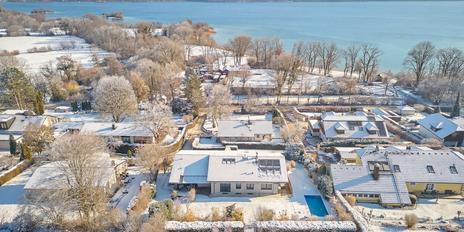 Familienvilla mit Pool, luftigem Strandhausflair, Seeblick, Lift und Einliegerwohnung in Seenähe