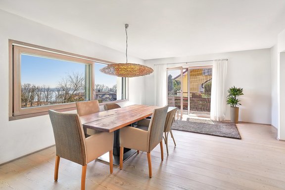 Lichterfülltes Esszimmer