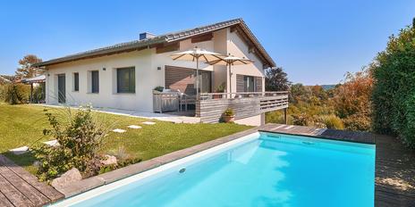 Familienvilla mit Pool, luftigem Strandhausflair, Seeblick, Lift und Einliegerwohnung in Seenähe