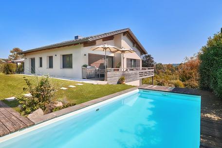 Familienvilla mit Pool, luftigem Strandhausflair, Seeblick, Lift und Einliegerwohnung in Seenähe