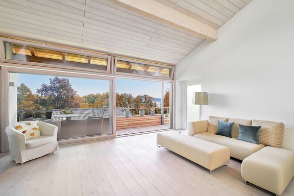 Wohnzimmer mit Seeblick