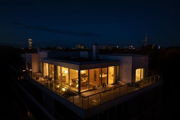 Watch video: Breathtaking penthouse: fantastic views, 3.40-meter-high rooms and plenty of privacy