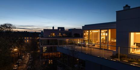 Atemberaubendes Penthouse: Fantastische Blickachsen, 3,40 Meter hohe Räume und viel Privatsphäre