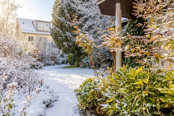 Spacious south/west-facing garden