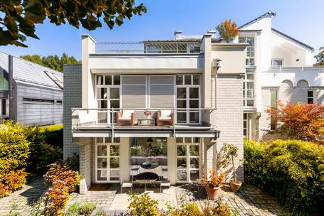 Design-Ästhetik und Natur: Edles Architektenhaus mit zauberhaftem Garten direkt am Herzogpark