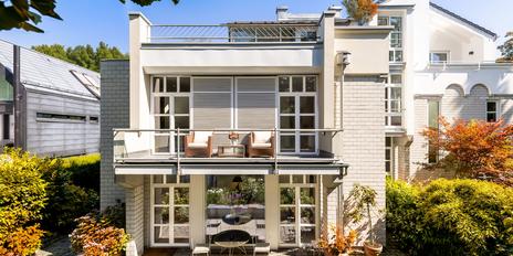 Design-Ästhetik und Natur: Edles Architektenhaus mit zauberhaftem Garten direkt am Herzogpark