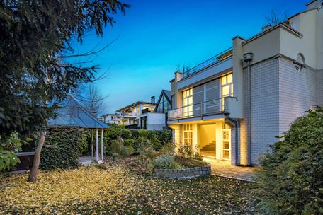 Design-Ästhetik und Natur: Edles Architektenhaus mit zauberhaftem Garten direkt am Herzogpark