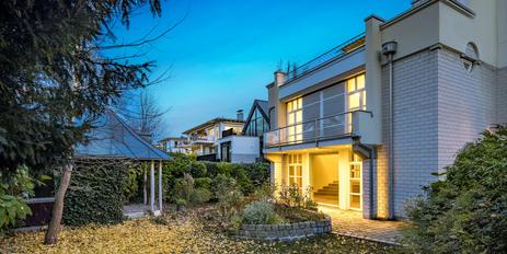 Design aesthetics and nature: elegant architect's house with enchanting garden right next to Herzogpark