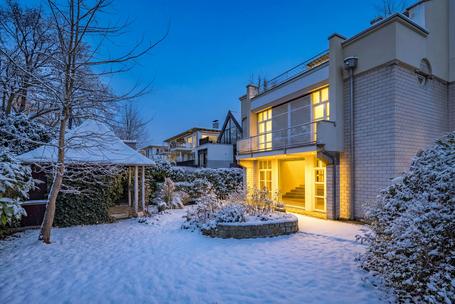Design aesthetics and nature: elegant architect's house with enchanting garden right next to Herzogpark