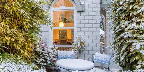 Design aesthetics and nature: elegant architect's house with enchanting garden right next to Herzogpark