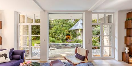 Design aesthetics and nature: elegant architect's house with enchanting garden right next to Herzogpark