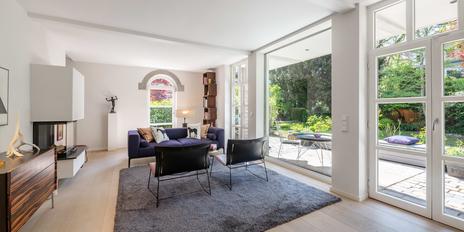 Bestlage am Herzogpark: Townhouse mit großzügigem Süd-West-Garten, Kamin und modernem Ambiente