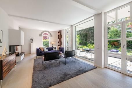 Bestlage am Herzogpark: Townhouse mit großzügigem Süd-West-Garten, Kamin und modernem Ambiente