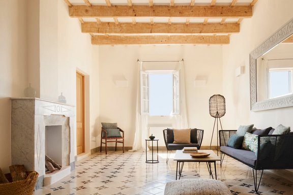 Gemütliche Sitzecke mit Kamin