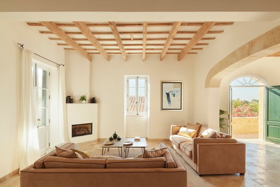 Wohnzimmer mit Kamin