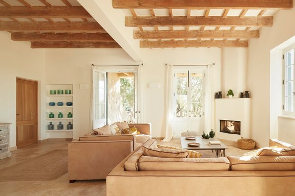 Lichterfülltes Wohnzimmer