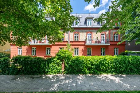 Flexible Nutzungsoptionen: 2 benachbarte Wohnungen über 218 m² in Villa von 1890 am Schlosskanal
