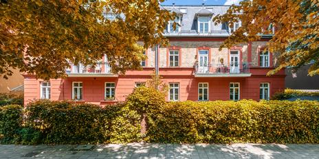 Flexible Nutzungsoptionen: 2 benachbarte Wohnungen über 218 m² in Villa von 1890 am Schlosskanal